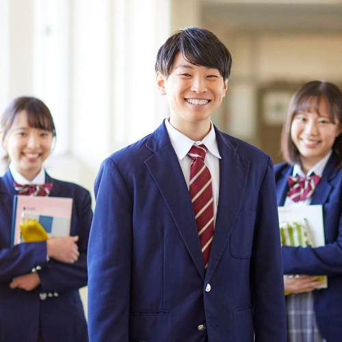 浜松町で英検・IELTS合格を目指す高校生たち。試験対策コースで目標スコアを達成し、自信に満ちた笑顔を見せる受講生。志望校合格や留学をサポートする試験対策カリキュラム。