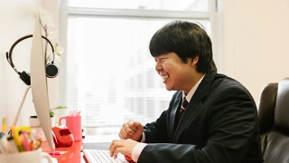 日本全国どこからでも受講可能なオンライン英会話レッスンを笑顔で受講する男性