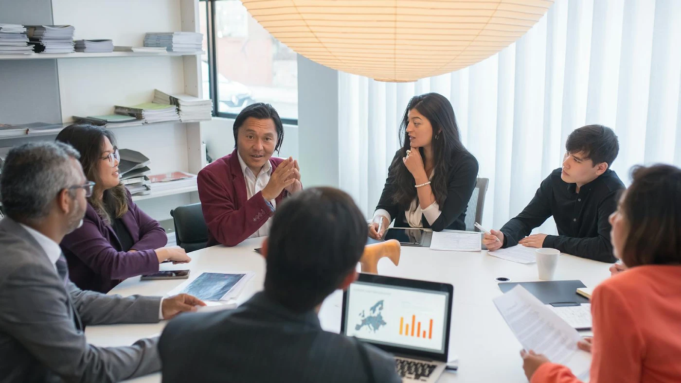 Relaxed and supportive group discussion led by an experienced English student.