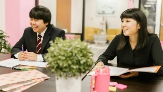 浜松町で先生との対面英語レッスンを楽しむ生徒たち