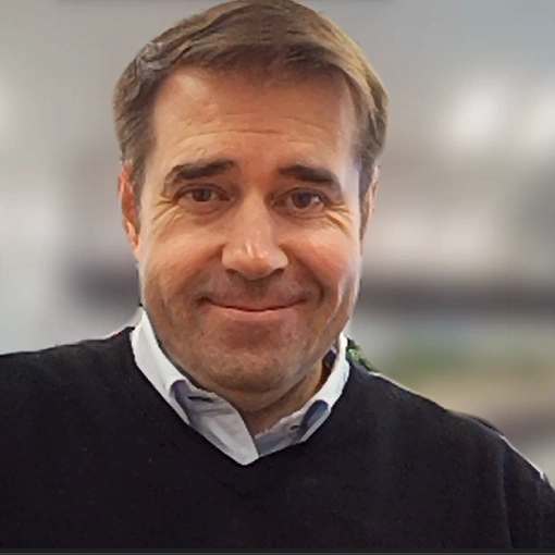 浜松町の英会話スクール代表、マイク・マーティンによるオンライン英語レッスン。画面越しでも対面と変わらない熱量で、実践的な英語指導を行う代表講師の様子。