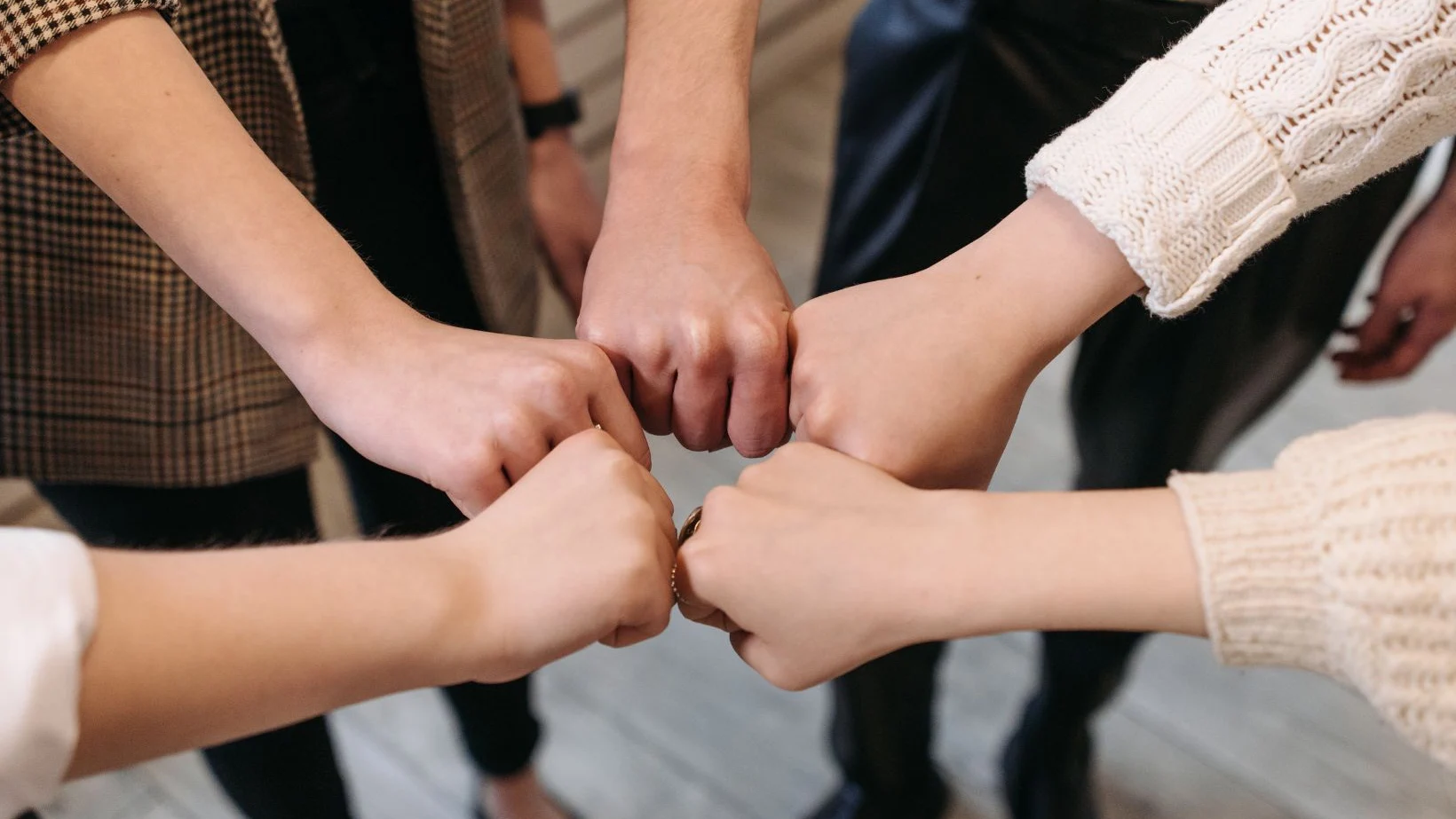 浜松町の英会話教室でリラックスしてグループレッスンを楽しむ受講生たち