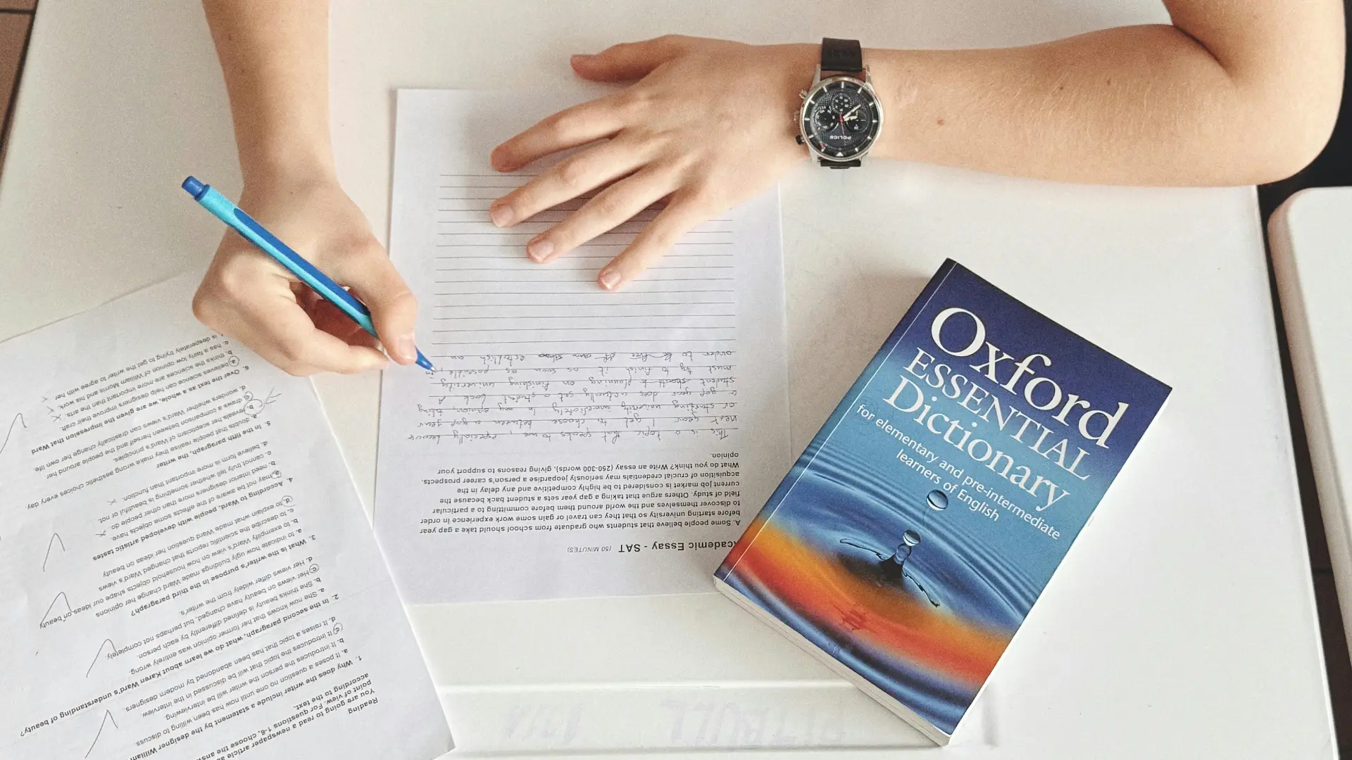 eiken-ielts-test-prep-strategy-tokyo 浜松町の教室で英検・IELTS対策の教材を使いながら試験戦略を練る受講生