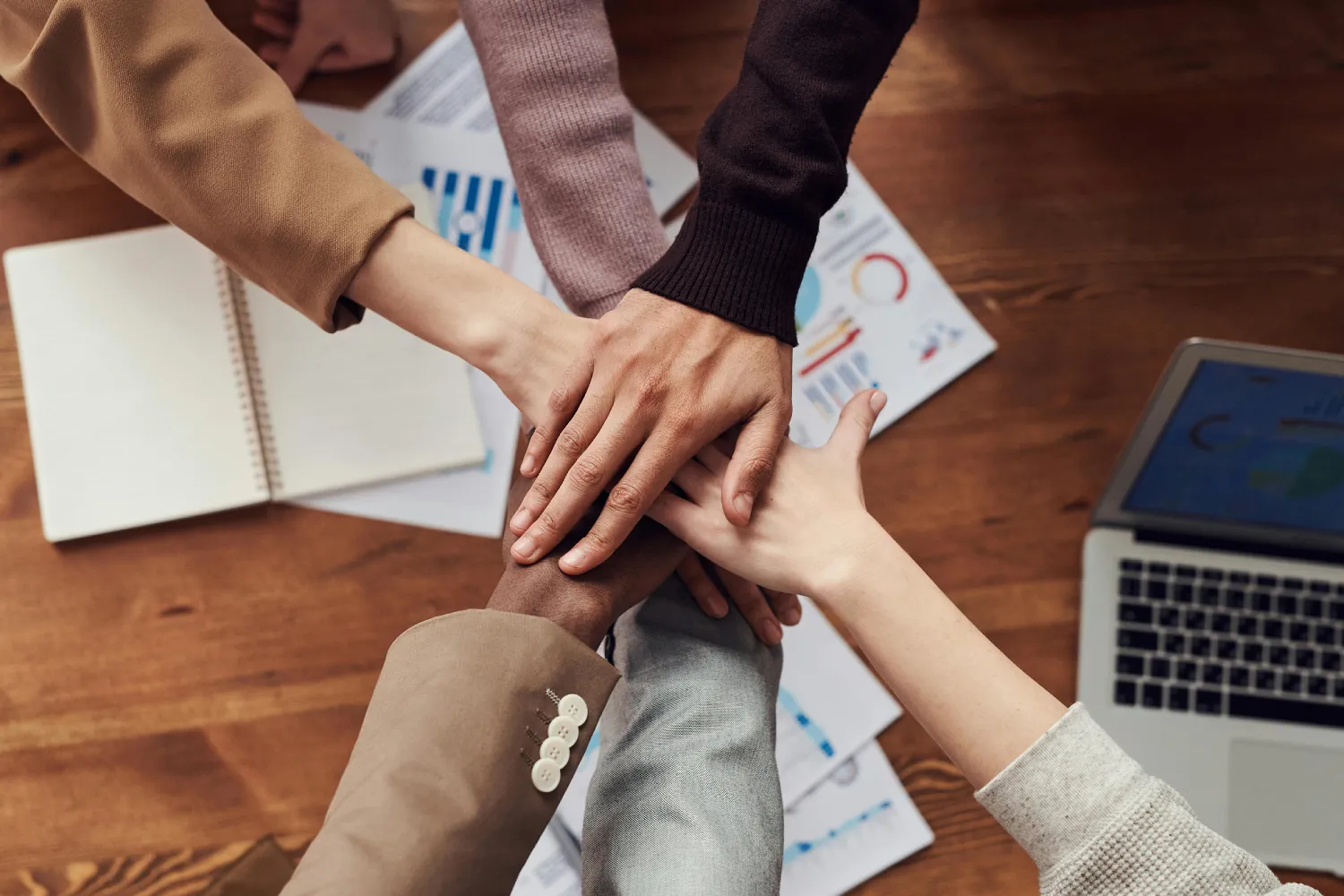 group-english-lesson-teamwork 英語グループレッスンのチームワークを表す円になって手を重ねるイメージ