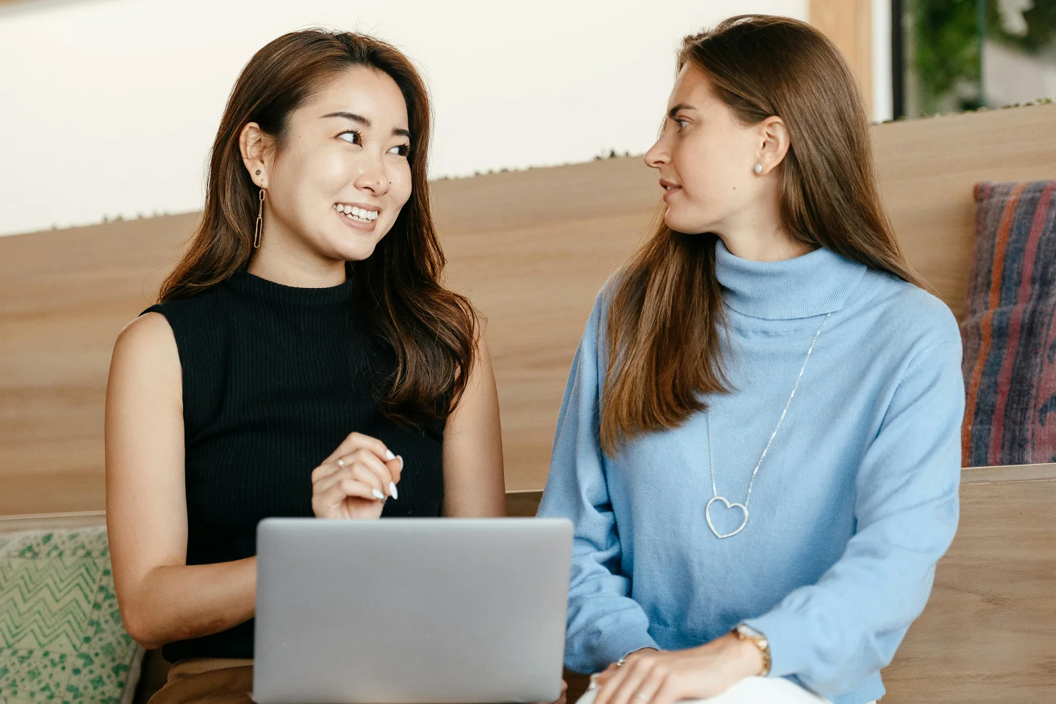 日本人女性が外国人女性と英語で会話の練習をしている様子