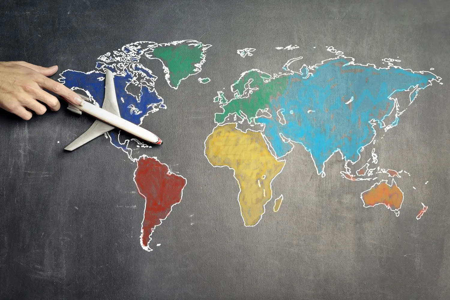 世界地図を見ながら英語学習や国際交流をイメージする写真